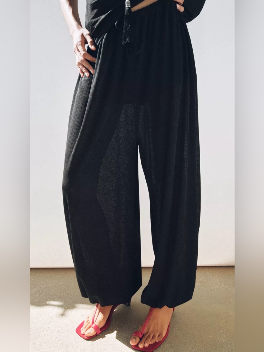 ZARA FLOWY BALLOON PANTS
Color: Black * Size: M